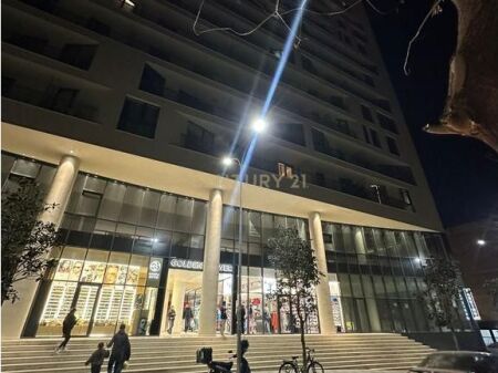 Appartamento moderno e completamente arredato, situato in una delle residenze più richieste nella zona di Mine Peza. L'ambiente offre un'organizzazione funzionale con soggiorno e cucina in comune, camera da letto confortevole, bagno e balcone. Investito con uno stile contemporaneo e materiali di qualità, l'appartamento garantisce il massimo comfort per vivere. La residenza offre alti standard di costruzione, ascensore, parcheggio sotterraneo e accesso immediato a servizi come mercati, caffè e ristoranti. La posizione strategica, molto vicino al centro di Tirana, lo rende ideale per abitare.