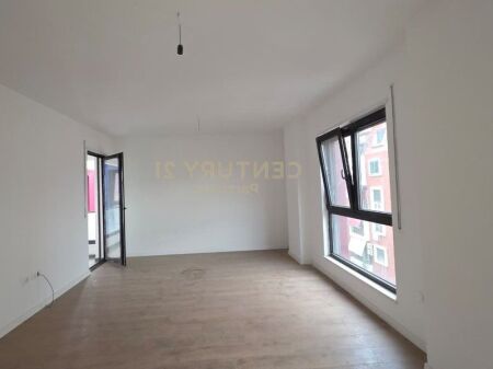 OKAZION! Apartament 2+1+2 ne shitje, Komuna e Parisit