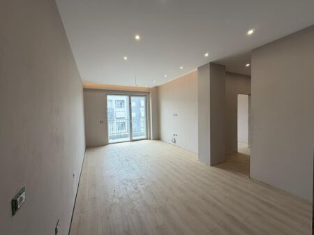 Appartamento 2+1 in affitto presso Komuna e Parisit.