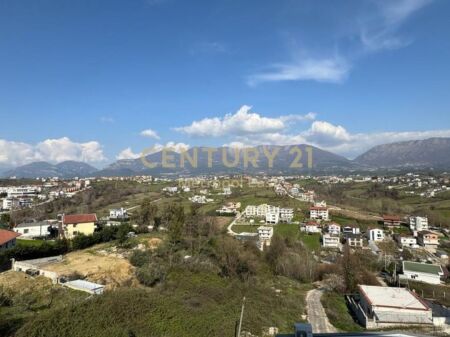 Locale commerciale in affitto situato al primo piano di un edificio commerciale di 3 piani, adatto a un'ampia gamma di attività commerciali.  La proprietà offre una superficie interna di 250 m² open space, oltre a una veranda di 50 m² con vista panoramica, ideale per attività che richiedono spazio aggiuntivo o un'area relax per clienti e personale. Il locale dispone inoltre di due bagni ed è dotato di un moderno sistema di condizionamento, con un investimento di circa 20.000 Euro effettuato per garantire il massimo comfort durante tutto l'anno.  Grazie allo spazio, all'organizzazione e alla posizione in un edificio commerciale, questo locale è molto adatto per uffici, cliniche, centri di formazione, studi professionali, call center o altre attività di servizio.  Nel prezzo sono inclusi anche 2 posti auto.  Prezzo di affitto: 2.500 Euro / mese.  Per qualsiasi altra informazione o per una visita alla proprietà contattatemi