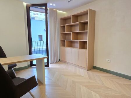 Ambjent per qera  zyre/ klinike  tek Rezidenca "Altana" prane Liqenit te Tiranes.