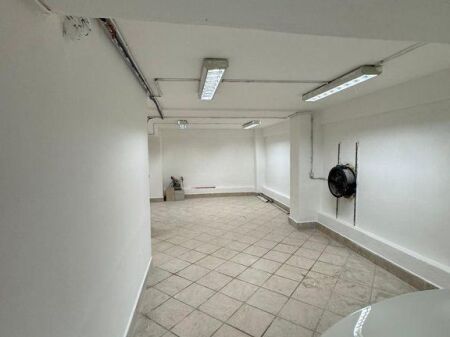 AFFITTO MAGAZZINO ALL'INCROCIO DEL COMUNE DI PARIGI.