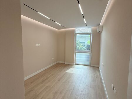 Locale Ufficio in Affitto in Zona Elite – Di Fronte a Coin, Tirana