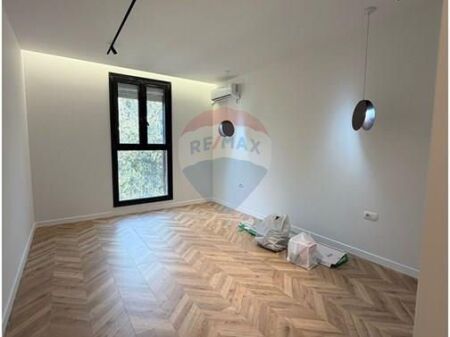 Shitet Apartament 2+1+2 pranë rrethit të Shkozës