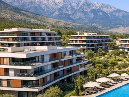 Ofrohet për shitje një apartament modern i tipologjisë 1+1, i organizuar në mënyrë funksionale dhe me hapësira të bollshme, ideal për banim familjar ose investim në bregdet. Apartamenti përbëhet nga një sallon i madh me kuzhinë të integruar, i cili ofron ndriçim natyral gjatë gjithë ditës dhe dalje në ballkon me pamje relaksuese, 1 dhome gjumi komode, 1 tualet dhe 1 ballkon. Ka siperfaqe totale 96.2 m2, nga te cilat 78.8 m2 jane pjese e siperfaqes se brendeshme dhe 17.4 m2 jane pjese e siperfaqes se perbashket. Morina City Residence është një kompleks rezidencial modern i vendosur në një nga zonat më të kërkuara të Rivierës Shqiptare, në Dhërmi. Rezidenca karakterizohet nga: • Arkitekturë bashkëkohore dhe ndërtim cilësor • Godina të ulëta dhe ambiente të gjelbra të kuruara • Pamje panoramike nga deti dhe natyra përreth • Vendndodhje strategjike, vetëm pak minuta nga plazhi E pozicionuar në një zonë të qetë dhe elitare, Morina City është zgjedhja ideale si për jetesë gjatë gjithë vitit, ashtu edhe për pushime verore apo investim afatgjate.