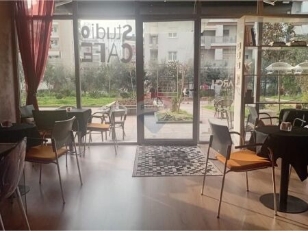 Shitet Biznesi tek Komuna e Parisit