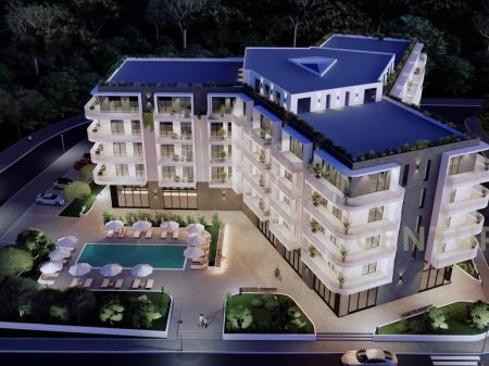VIKTORI LUXURY APARTMENTS, QERRET !  Disponiamo di tipologie di appartamenti 1+1, con possibilità di scelta del piano.  L'edificio si trova nel progetto più recente a Qerret, realizzato con standard contemporanei Scopri un nuovo standard di vita vicino al mare, a soli 200 metri dalla spiaggia, dove tranquillità, aria fresca e comfort si uniscono in una scelta perfetta per abitare o investire.  Con architettura moderna e attenzione alla qualità, questa residenza offre ambienti funzionali e pensati per una vita confortevole durante tutto l'anno.  L'edificio offre la possibilità di pagamento a rate.  Per maggiori informazioni o per una visita alla proprietà contattaci!