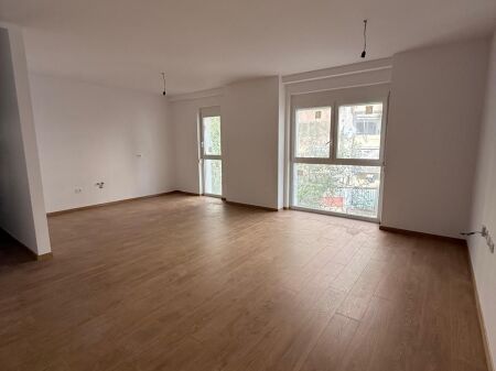 Ufficio in affitto presso lo stadio Air Albania