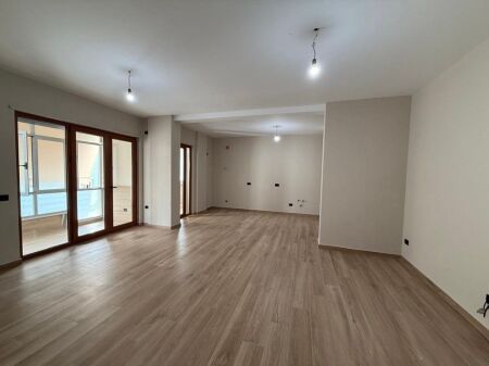 UFFICIO IN AFFITTO 138 M2 A GARDA, 4 AMBIENTI + POSTO AUTO !