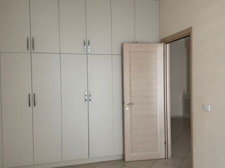 Appartamento 1+1 in vendita a Komuna e Parisit!