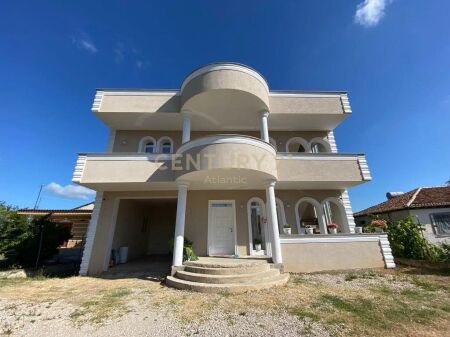 Vila dy katëshe së bashku me garazh ndodhet në Katund-Sukth, Durrës, në një zonë të qetë dhe shumë të përshtatshme për banim. Çmimi: 16,500,000 Lekë të reja  Sipërfaqe totale: 343m² Sipërfaqe trualli: 300 m² Sipërfaqe ndërtimi: 236 m² Organizimi: Kati i parë (103 m²) – Apartament 2+1 + Garazh • Dhomë ndenje me kuzhinë • 2 dhoma gjumi • 1 tualet • Garazh • Oborr i bollshëm Kati i dytë (133 m²) – Apartament 2+1 • Dhomë ndenje me kuzhinë • 2 dhoma gjumi • 1 tualet • Ballkon i madh Kati i parë totalisht i investuar dhe i mobiluar deri në detaje Lidhja mes kateve me shkallë të brendshme Zonë e qetë, larg zhurmave të qytetit Dokumentacion i rregullt hipotekor Na kontaktoni për më shumë informacion ose për një vizitë në pronë