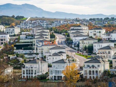 VILË LUKSOZE NË SHITJE Në ROLLING HILLS, TIRANË