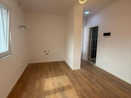 SHITET APARTAMENT 1+1- SHKOLLA E KUQE