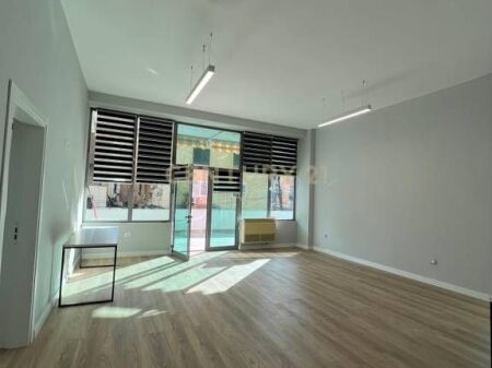 Ambient zyre për Qira – Komuna e Parisit !