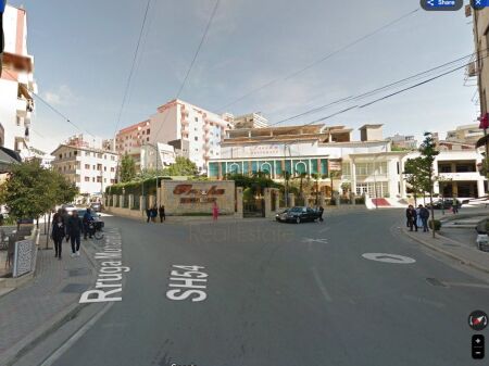 Shitet, Godine Biznesi, Fresk, Tiranë