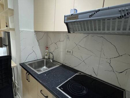 🏢Ne zonen e Rr.Barrikadave,jepet me qera garsoniere 30m2,e mobiluar. 45,000 Leke     