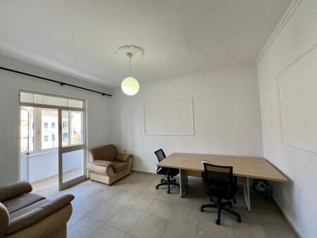 Jepet me Qira Apartament 2+1, “Bulevardi Zogu i Parë”, Tiranë