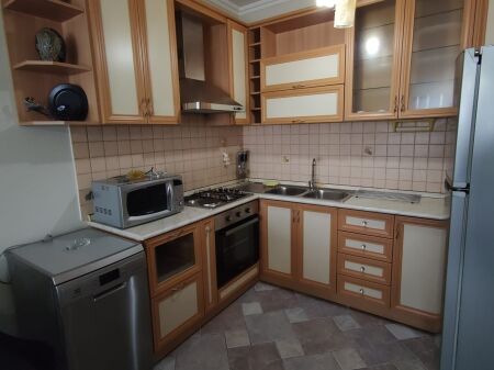🏢Tek Shkolla e Baletit,jepet me qera apartament 1+1,i mobiluar.60,000Leke
