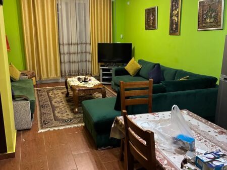 Tek 21 dhjetori Jepet me qira Apartament 1+1 pallati ri kati 2 çmimi 500 euro