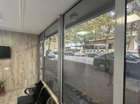 SHITET AMBIENT KOMERCIAL TEK RRUGA E DIBRES