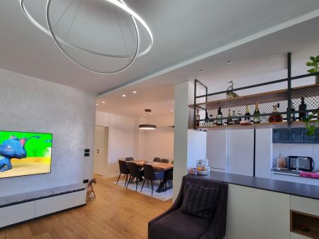 Shitet apartament 2+1 tek Stadiumi Dinamo