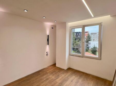 🏠 IN VENDITA: Appartamento 1+1 📍 21 Dhjetori (Vicino Hotel Mondial) - Palazzo nuovo su strada principale - €158.000 - 2° Piano - 56m² || Una delle zone più richieste della città 🔥