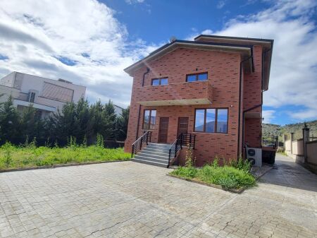 🏡 Jepet Vilë 3-Katëshe me Qira – TEG