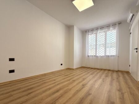 Appartamento 1+1 e veranda in Affitto presso l'ex Esposizione, Tirana