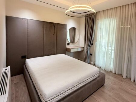 Jepet Apartament Luksoz 2+1 me Qira te Liqeni i Tiranës!