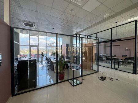 AMBJENT KOMERCIAL+VERANDE PANORAMIKE+ 2 VENDE PARKIMI NE ZONEN E SAUKUT