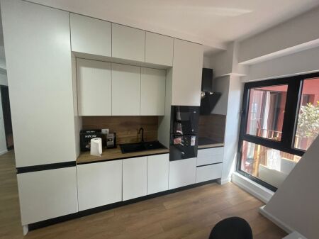 Garden Building, jepet me qera ambient per zyra 2+1+2 (150m2)