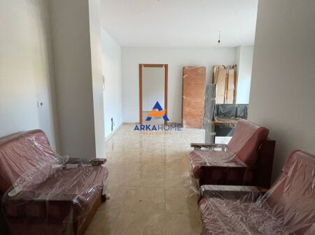 JEPET ZYRE ME QERA 104M2 "KULLAT BINJAKE ( PAS SKY TOWER)" 2675 EURO