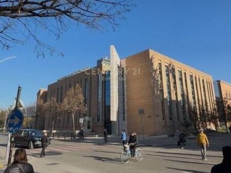 Mercato Cam - Vendesi al piano terra fronte strada con affitto attivo vicino alla Banca d'Albania