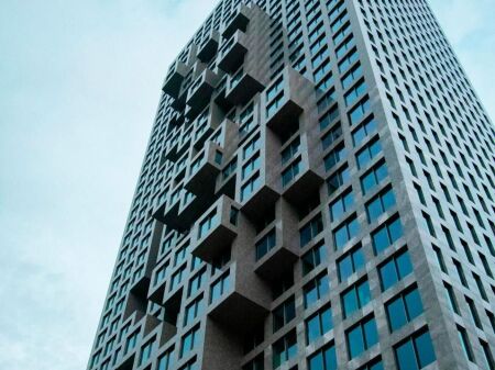 🏙️ Apartament Luksoz 2+1 + 2 Tualete & Garderobë – Pamje nga Qendra e Tiranës