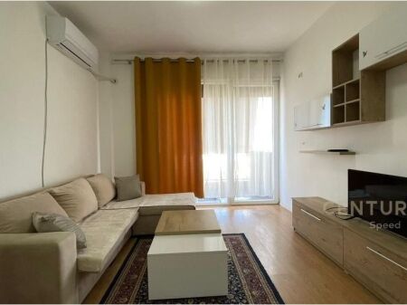 Apartament me qira 1+1 në Rrugën 5 Maji me post parkimi