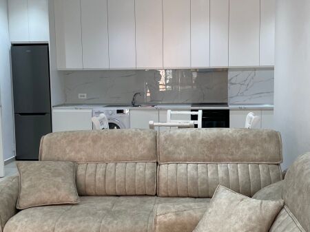 21 Dhjetori prane Qendres jepet me qera apartament i ri 2+1 i ri i pabanuar pallat i ri!