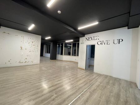 Ambient biznesi per qira ne Bllok.