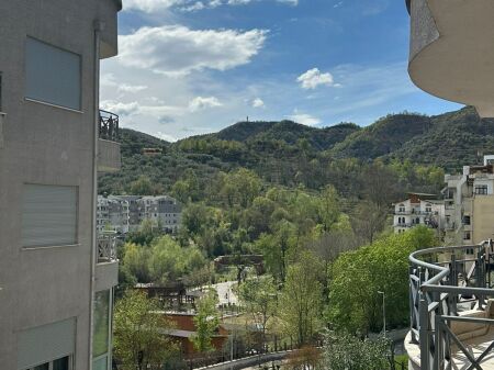 Appartamento in affitto annuale Giardino Zoologico Tirana