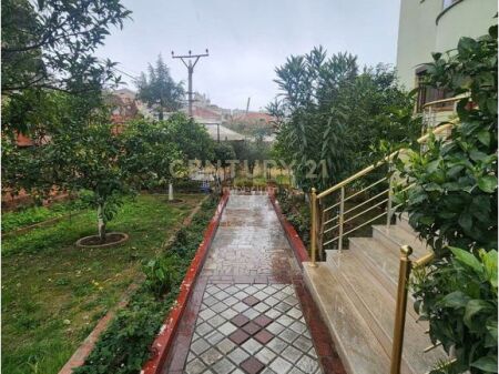 🏰 Vilë Trekatëshe me Potencial Zhvillimi – Qyteti Studenti