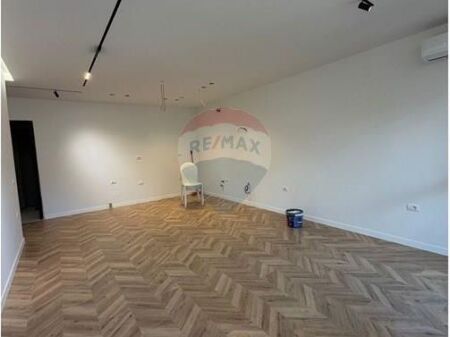 Shitet Apartament 2+1+2 pranë rrethit të Shkozës