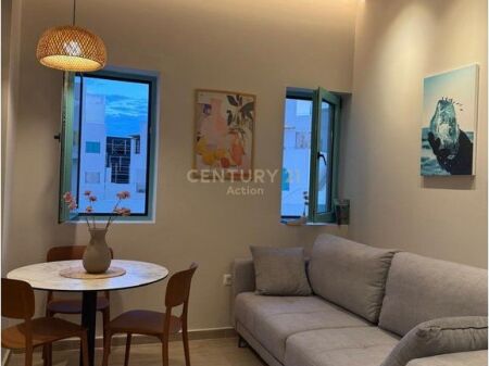 Shitet Studio – Rezidenca Santorini, Dhërmi 🌊  Shitet studio në një nga rezidencat më të bukura në bregdetin e jugut, Rezidenca Santorini në Dhërmi. Apartamenti ka një sipërfaqe 40 m² bruto (35 m² neto) dhe është i organizuar në mënyrë shumë funksionale.  Organizimi përfshin: • 1 dhomë gjumi • Ambient ndenjieje me kuzhinë • 1 tualet  Studio ofrohet e mobiluar me stil modern nga brandi Brunes, me materiale cilësore dhe arredim bashkëkohor.  Një mundësi shumë e mirë si shtëpi pushimi ose investim për qira sezonale në një nga zonat më të kërkuara të rivierës shqiptare. 🌅