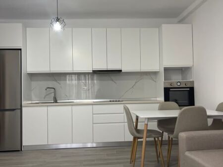 Ofrohet per qera apartament 3+1 te 5 maji
