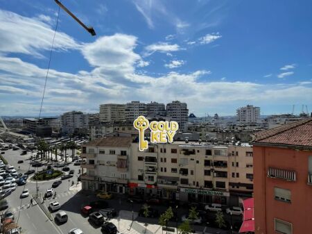 🏡  APARTAMENT ME QERA 1+1Pallati i Sportit, Rrugë Kryesore, Durrës