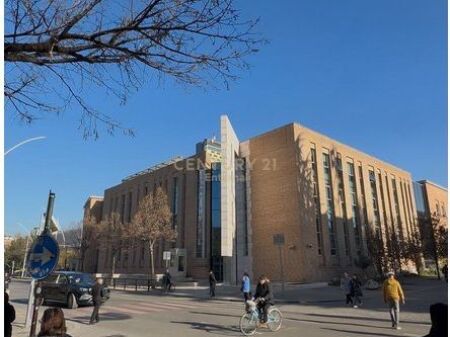 Mercato Cam - Vendesi al piano 0 fronte strada in vendita con affitto attivo vicino alla Banca d'Albania