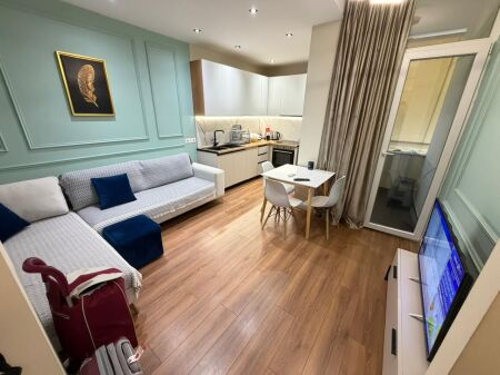 ✨Affittasi super appartamento 1+1  📐55m2 netti e appena ristrutturato.  🛋️L'ingresso dispone di arredamento completo e ha tutti gli oggetti necessari. Non manca nulla ed è pronto per essere abitato. 🏬Si trova in un palazzo nuovo con ascensore  🧗🏻7° piano (non ultimo)  📍Indirizzo: via mine peza  💶Prezzo 58000 lek non trattabile!