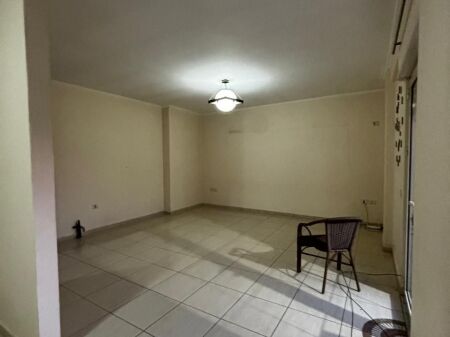 Shitet apartament 2+1+2 në Misto Mame