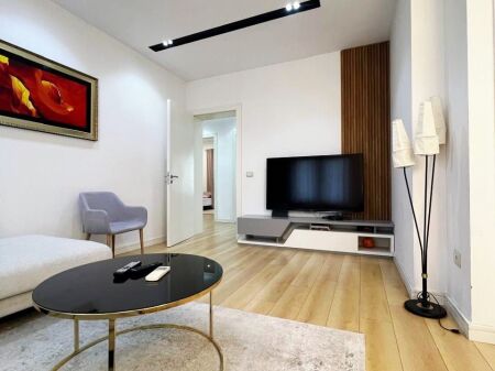 Vicino a "Kafe Flora", all'inizio della strada di Durazzo.  🔺️ Vendiamo super appartamento 2+1 con 2 bagni