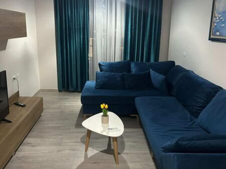 Jepet me qera apartament 1+1 – Xhamllik | Rezidencë e re 2025