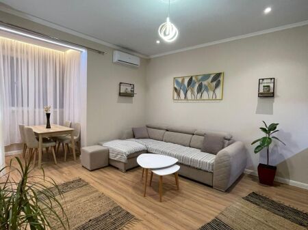 Affittasi appartamento 1+1, Via Kavajës, di fronte a Delijorgjit.