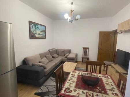 Affittasi 1+1 al Pazari i Ri, vicino a Optika Roma 600 € /Mese